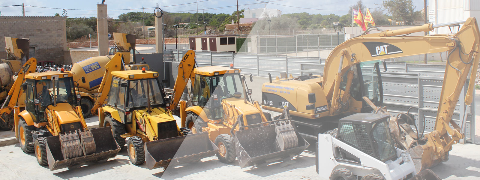 Flota de maquinaria pesada para excavaciones y transporte en Formentera