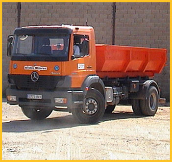camión con volquete para reciclaje en obras